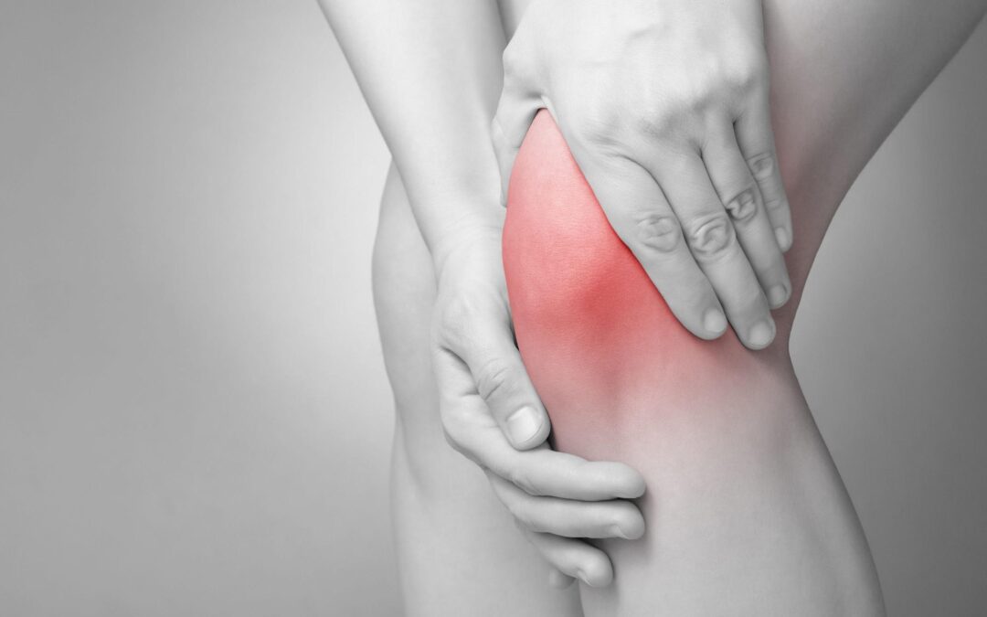 Man holding knee pain